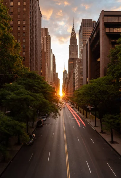 42. cadde NY boyunca güneşin battığı zaman Manhattanhenge — Stok fotoğraf