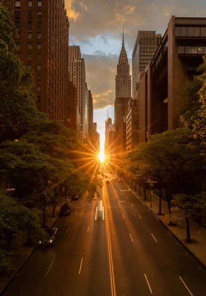 Manhattanhenge Ny の 42 nd ストリートに沿って太陽が沈むとき — ストック写真