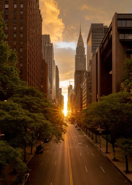 Manhattanhenge όταν ο ήλιος δύει κατά μήκος 42nd street στη Νέα Υόρκη — Φωτογραφία Αρχείου