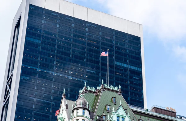 Contraste entre edificios antiguos y nuevos en Nueva York — Foto de Stock