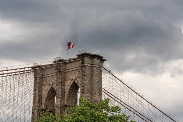 Süspansiyon kablolar üzerinde Brooklyn Köprüsü'nün New York detay — Stok fotoğraf