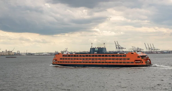 Staten Island Ferry seglar från Manhattan — Stockfoto