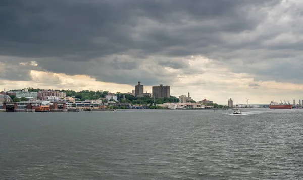 Staten Island Ferry zadokowany przez drewniane molo — Zdjęcie stockowe