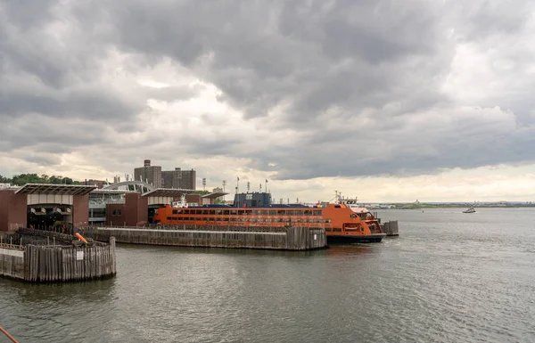 Ferry Staten Island atracado por muelle de madera —  Fotos de Stock