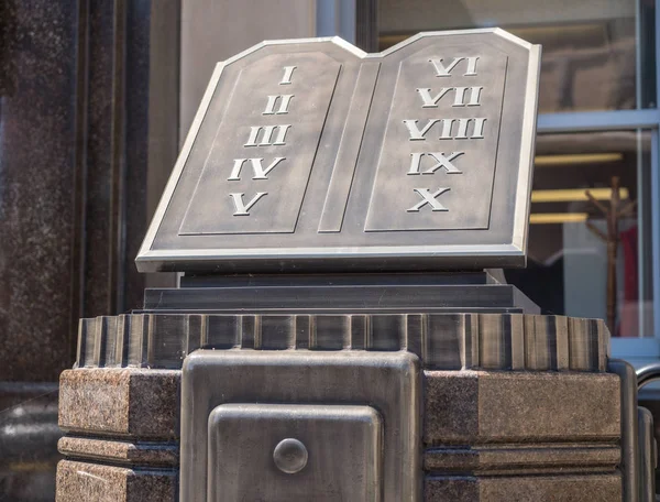 Ten commandments outside County Court House in Clarksburg West Virginia — Stock Photo, Image