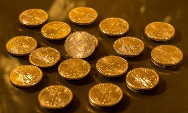 Libertad águila de oro moneda de una onza —  Fotos de Stock