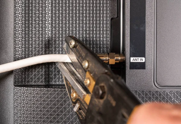 Starszy człowiek ręcznie cięcia kabla na jego pakiet telewizji kablowej — Zdjęcie stockowe