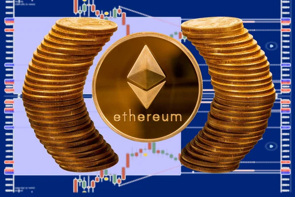 Saf altın sikkeler yansıyan daire ile çevrili Ethereum sikke