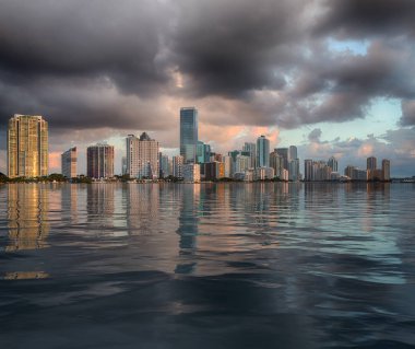 Şafak görünümü Miami Skyline suya yansıyan