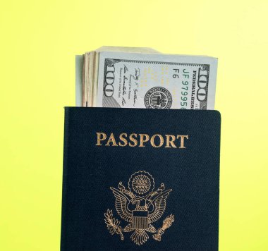 Para seyahat kavramı için yığını tutan ABD pasaportu