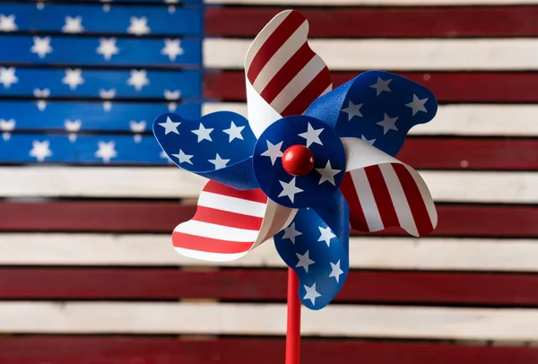 Вертушка или вихрь перед флагом США — стоковое фото
