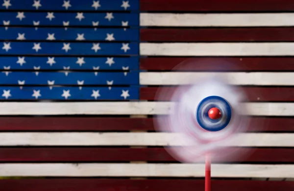 Pinwheel ou turbilhão na frente da bandeira dos EUA — Fotografia de Stock