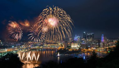 Pittsburgh bağımsızlık günü için üzerinde havai fişek