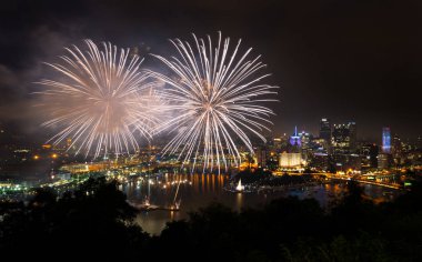 Pittsburgh bağımsızlık günü için üzerinde havai fişek