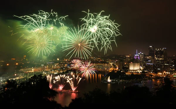 Fuegos artificiales sobre Pittsburgh para el Día de la Independencia —  Fotos de Stock