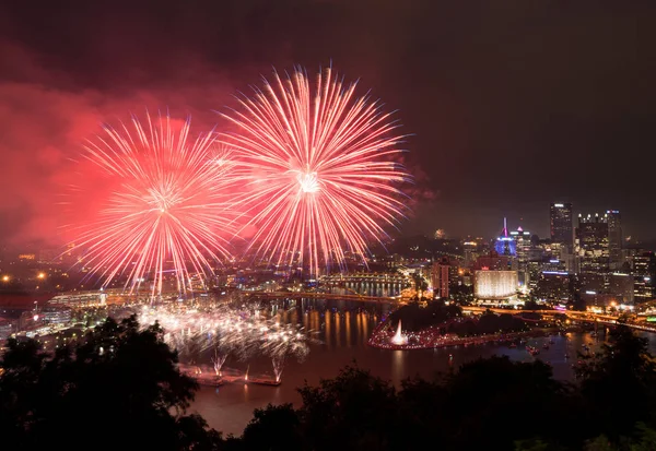 Fireworks over Pittsburgh for Independence Day — Stock Photo, Image