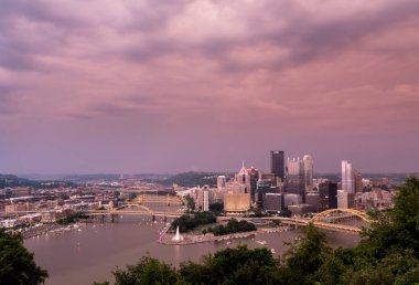 Günbatımı ve Mt Washington'dan Pittsburgh Cityscape bakar