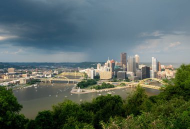 Cityscape Mt Washington'dan Pittsburgh üzerinde fırtına göz ardı