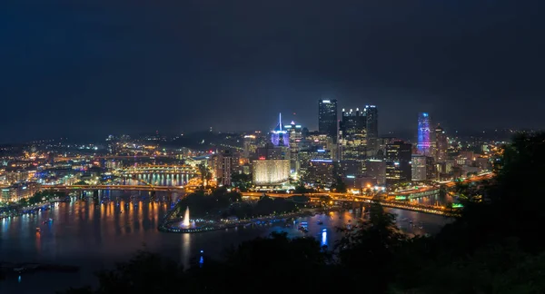 Stadtbild von Pittsburgh am Unabhängigkeitstag — Stockfoto