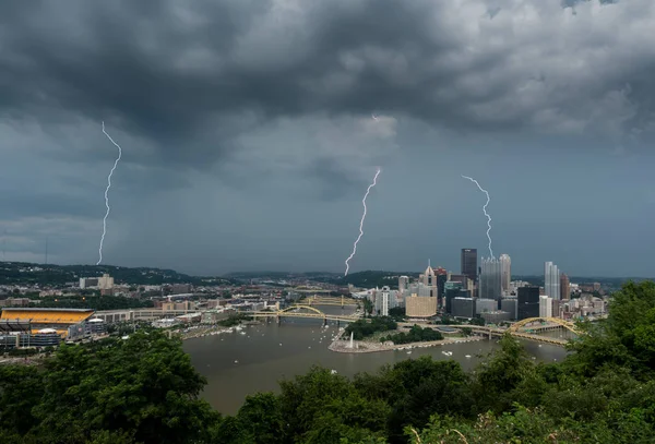 Mt Washington overlook Pittsburgh'dan cityscape üzerinde şimşek fırtına