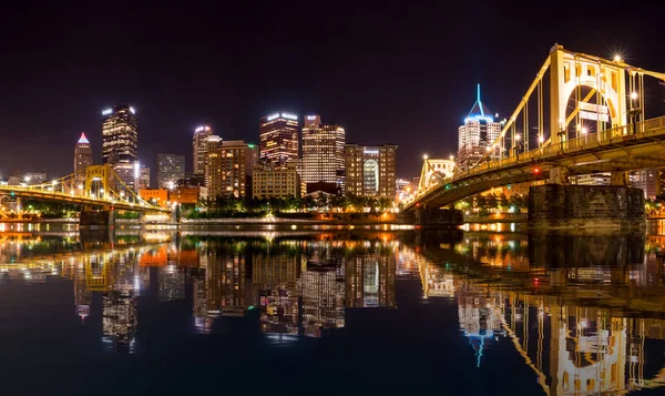 Cidade Skyline de Pittsburgh à noite — Fotografia de Stock