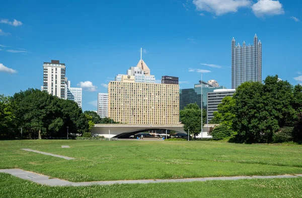 Point State Park en stadsbeeld in het centrum van Pittsburgh — Stockfoto