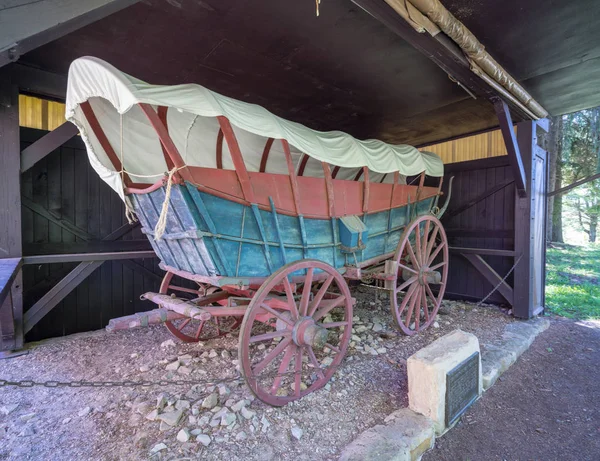 Covered wagon at Mount Washington Tavern on National Road — Stock Photo, Image
