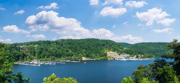 Motorboten in de zomer op Cheat Lake Morgantown — Stockfoto