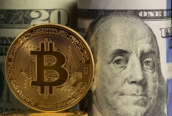 Monety Bitcoin naprzeciwko banku rolkach z nas waluty — Zdjęcie stockowe