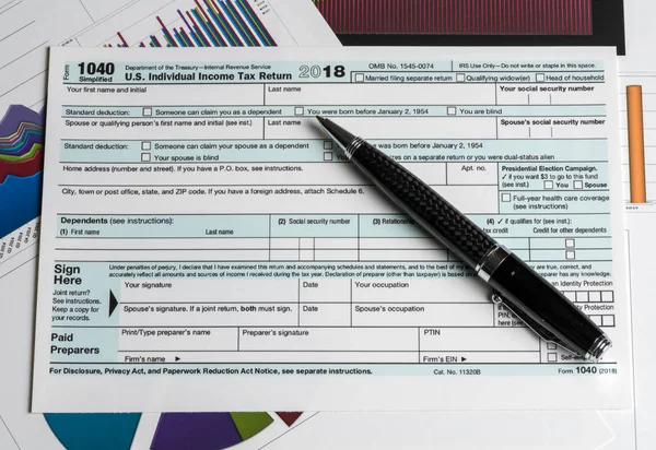 Formulario 1040 Simplificado permite la presentación de impuestos en la postal —  Fotos de Stock