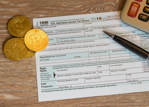 Form 1040 Simplified with bitcoin coins for reporting currency gains — Stock Photo, Image