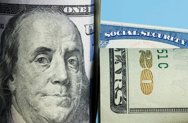 Sociale zekerheid kaart achter Benjamin Franklin op ons 100 dollar nota — Stockfoto