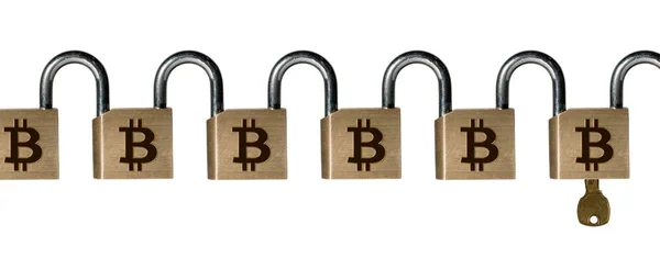 Chain of brass padlocks with key to illustrate attack on blockchain — Stock Photo, Image