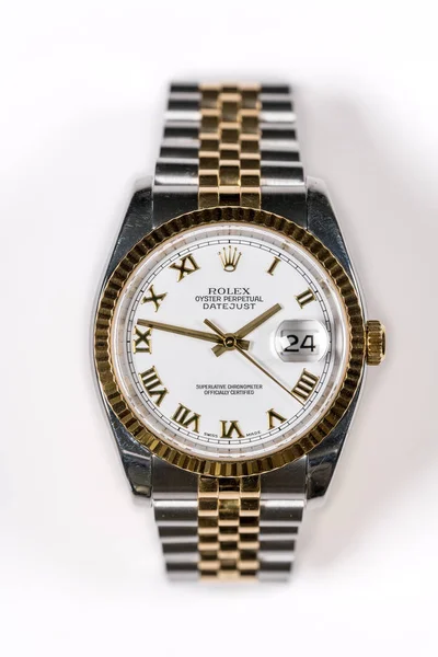 Rolex Oyster Datejust heren horloge tegen een witte achtergrond — Stockfoto