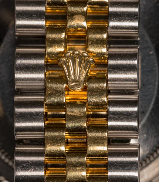 Логотип Rolex в золотой короне на мужских часах — стоковое фото