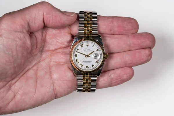 古い男性の手でロレックス オイスター デイトジャスト メンズ時計 — ストック写真