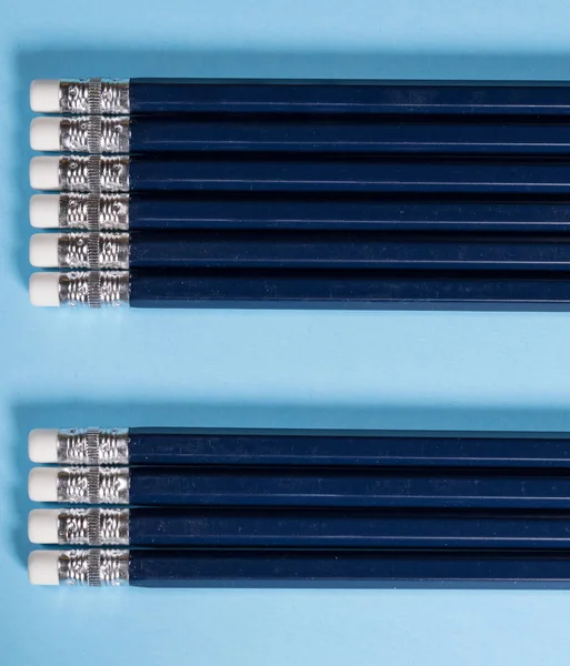 Conjunto de lápices nuevos alineados con espacio de copia para el mensaje — Foto de Stock