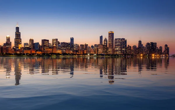 De Skyline van Chicago bij zonsondergang van het Observatory — Stockfoto