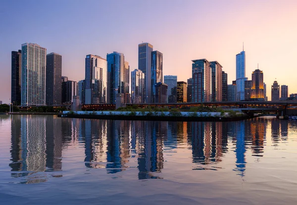 O horizonte de Chicago ao pôr-do-sol do Navy Pier — Fotografia de Stock