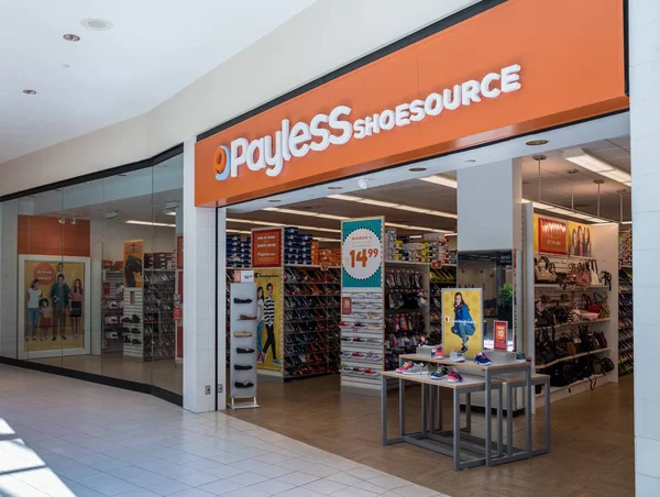 Entrée du magasin Payless Shoesource au centre-ville de Dulles dans le comté de Loudon, VA — Photo