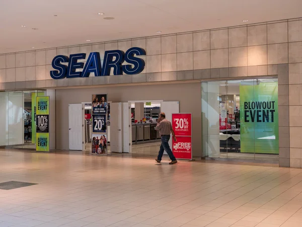 Entrada a la tienda Sears en Dulles Town Center en el condado de Loudon, Virginia — Foto de Stock