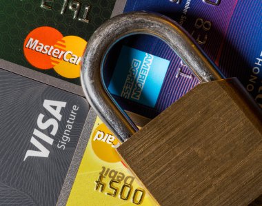 Kredi kilit veya asma kilit kullanarak dondurucu konsepti