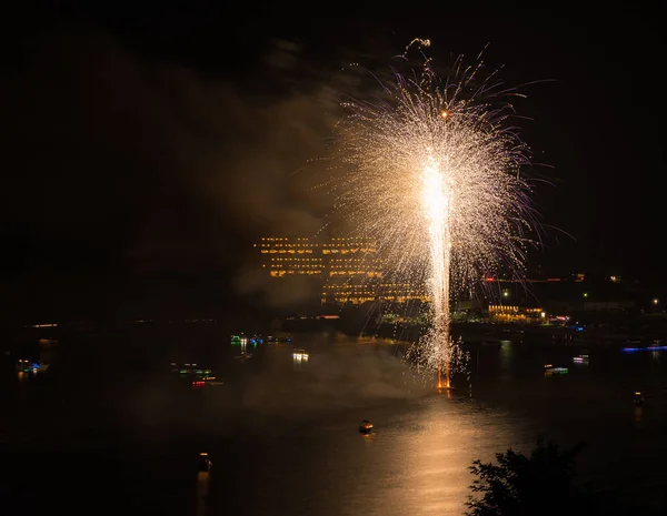 Vuurwerk over Cheat Lake nabij Morgantown, Wv — Stockfoto