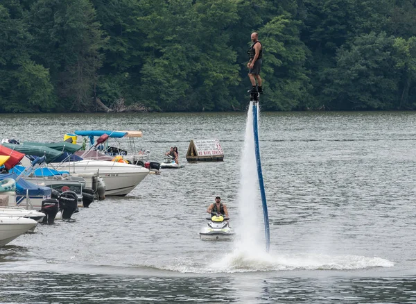 Ember lovaglás egy hydroflight x-board-tó — Stock Fotó