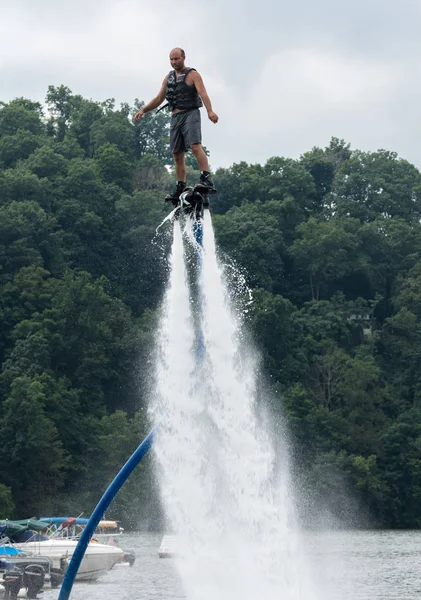 Homem montando um hidrovoo x-board no lago — Fotografia de Stock