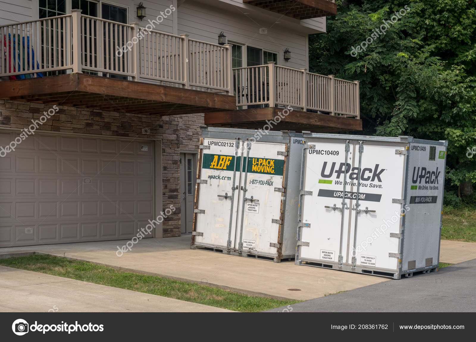 Upack Moving Containers On Drive Of Townhouse Stock