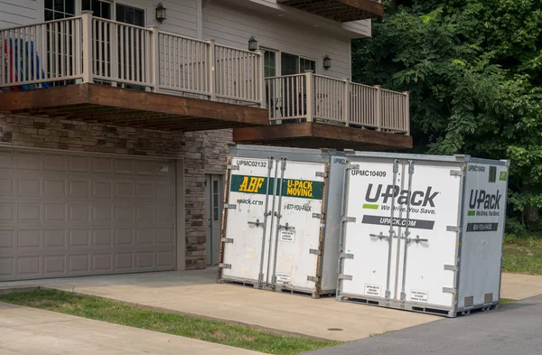 UPack moving containers on drive of townhouse — Stock Photo, Image