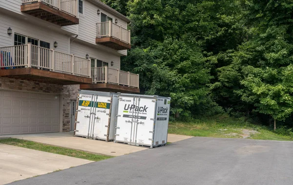 Umzugscontainer auf dem Weg zum Reihenhaus — Stockfoto