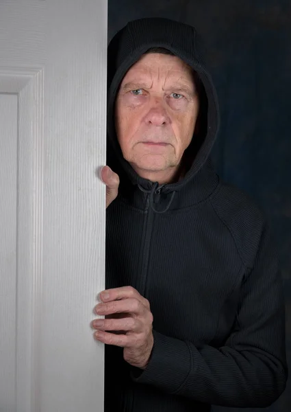 Senior caucasian man greeting visitor at doorway — Stock Photo, Image