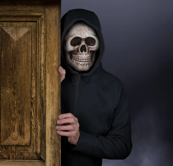 Tema Halloween del hombre con máscara de cráneo dando la bienvenida a la casa embrujada — Foto de Stock